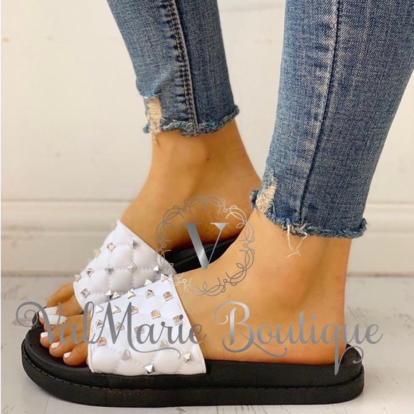 SZ 8.5 LAST 1- Studded faux leather slides - Picture 4 of 4